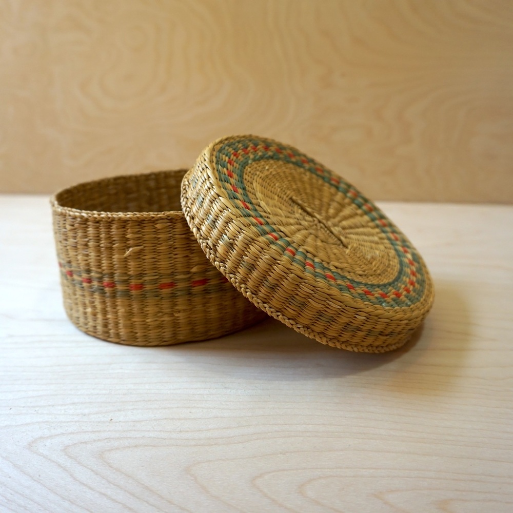 mini straw basket with lid